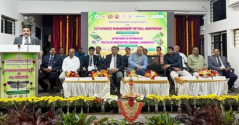 ಶಿವಮೊಗ್ಗದ ಕೆಳದಿ ಶಿವಪ್ಪನಾಯಕ ಕೃಷಿ ಮತ್ತು ತೋಟಗಾರಿಕೆ ವಿಶ್ವವಿದ್ಯಾಲಯದಲ್ಲಿ ಏರ್ಪಡಿಸಿದ್ದ ಗೊಣ್ಣೆ ಹುಳುವಿನ ಸುಸ್ಥಿರ ನಿಯಂತ್ರಣ ಕುರಿತ ಅಂತಾರಾಷ್ಟ್ರೀಯ ಸಮ್ಮೇಳನದಲ್ಲಿ ಡಾ. ಬಿ.ಎಂ.ಪ್ರಸನ್ನ ಮಾತನಾಡಿದರು. ಡಾ. ಆರ್.ಸಿ.ಜಗದೀಶ್, ಎಚ್.ಎಸ್.ಶಶಾಂಕ್, ಡಾ. ಬಿ.ಹೇಮ್ಲಾನಾಯ್ಕಾ, ಎಚ್.ಡಿ.ದೇವಿಕುಮಾರ್ ಇದ್ದರು.