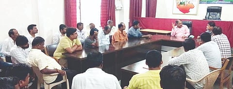 ನರಗುಂದ ಮಿನಿವಿಧಾನಸೌಧ ಕಚೇರಿ ಸಭಾಂಗಣದಲ್ಲಿ ತಾಲೂಕಿನ ರಸಗೊಬ್ಬರ ಮಾರಾಟಗಾರರ ಸಭೆ ತಹಸೀಲ್ದಾರ್ ಶ್ರೀಶೈಲ ತಳವಾರ ಅಧ್ಯಕ್ಷತೆಯಲ್ಲಿ ಮಂಗಳವಾರ ಜರುಗಿತು. ಎಸ್.ಎಫ್. ಬೆಳವಟಗಿ, ವೆಂಕಟೇಶ ಗುಡಿಸಾಗರ, ಪ್ರವೀಣ ಪಾಟೀಲ, ಇತರರಿದ್ದರು.