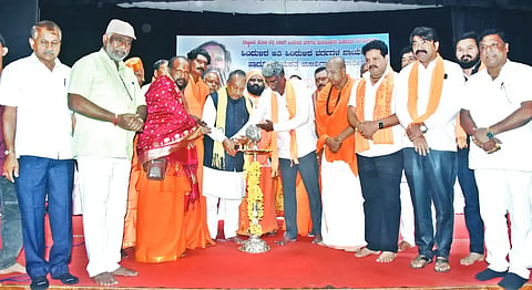 ahind conference ಹುಬ್ಬಳ್ಳಿಯಲ್ಲಿ ಮಂಗಳವಾರ ಏರ್ಪಡಿಸಿದ್ದ ಹಿಂದುಳಿದ ಹಾಗೂ ಅತೀ ಹಿಂದುಳಿದ ವರ್ಗಗಳ ನಾಯಕರು ಮತ್ತು ನಾಯಕತ್ವ ಉಳಿವಿಗಾಗಿ ಮಠಾಧೀಶರ ಚಿಂತನ-ಮಂಥನ ಸಭೆ ಉದ್ಘಾಟನೆ ಸಮಾರಂಭದಲ್ಲಿ ಮಾಜಿ ಉಪಮುಖ್ಯಮಂತ್ರಿ ಕೆ.ಎಸ್​. ಈಶ್ವರಪ್ಪ, ಎಂಪಿ ಕೋಟ ಶ್ರೀನಿವಾಸ ಪೂಜಾರಿ, ಶ್ರೀ ರಾಜು ಗುರು ಸ್ವಾಮೀಜಿ, ಕೆ. ಮುಖಡಪ್ಪ, ಶಶಿಕುಮಾರ ಮೆಹರವಾಡೆ, ವೆಂಕಟೇಶ ಕಾಟವೆ, ರಾಜು ನಾಯಕವಾಡಿ, ರಮೇಶ ಮಹಾದೇವಪ್ಪನವರ, ವಿವಿಧ ಮಠಾಧೀಶರು ಪಾಲ್ಗೊಂಡಿದ್ದರು.