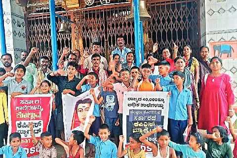 ಹರಿಹರ ತಾಲೂಕು ಷಂಶಿಪುರ ಗ್ರಾಮದಲ್ಲಿ ಗುರುವಾರ ಶಾಲೆ ಮುಚ್ಚುವುದನ್ನು ವಿರೋಧಿಸಿ ಎಐಡಿಎಸ್‌ಒ ನೇತೃತ್ವದಲ್ಲಿ ಗ್ರಾಮಸ್ಥರು ಪ್ರತಿಭಟನೆ ನಡೆಸಿದರು. ಪೂಜಾ ನಂದಿಹಳ್ಳಿ, ಅನಿಲ್, ರೇವಣಸಿದ್ದಪ್ಪ ಎಸ್.ಜಿ, ವಿಜಯ ಕುಮಾರ, ಕೆಂಚಮ್ಮ, ರಾಜಪ್ಪ ಮರಾಠಿ, ಗುರುಮೂರ್ತಿ, ಕಾಂತೇಶ, ಚಂದ್ರಶೇಖರ್ ಇದ್ದರು.