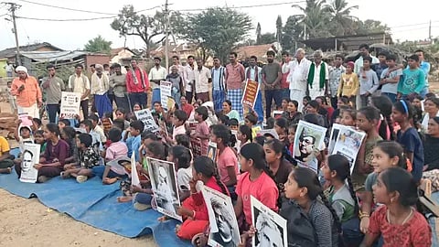  ಸರ್ಕಾರಿ ಶಾಲೆಗಳನ್ನು ಮುಚ್ಚುವ ಕೆಪಿಎಸ್ ಮ್ಯಾಗ್ನೆಟ್ ಯೋಜನೆಗೆ ವಿರೋಧಿಸಿ, ದಾವಣಗೆರೆ ತಾಲೂಕಿನ ನಲ್ಕುಂದ ಗ್ರಾಮದಲ್ಲಿ ಗ್ರಾಮಸ್ಥರು, ಶಾಲಾಮಕ್ಕಳು ಎಐಡಿಎಸ್‌ಒ ಸಂಘಟನೆ ನೇತೃತ್ವದಲ್ಲಿ ಪ್ರತಿಭಟನೆ ನಡೆಸಿದರು. 