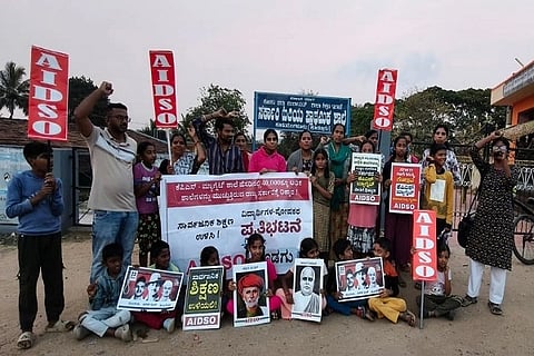 ಕೆಪಿಎಸ್ - ಮ್ಯಾಗ್ನೆಟ್ ಯೋಜನೆ ಅಡಿಯಲ್ಲಿ ಕೂಡುಮಂಗಳೂರು ಸರ್ಕಾರಿ ಹಿರಿಯ ಪ್ರಾಥಮಿಕ ಶಾಲೆಯನ್ನು ಮುಚ್ಚಿ ಕೂಡಿಗೆ ಶಾಲೆಗೆ ವಿಲೀನಗೊಳಿಸಲು ಹೊರಟಿರುವ ಸರ್ಕಾರದ ನಡೆ ಖಂಡಿಸಿ ಎಐಡಿಎಸ್‌ಒ ಸಂಘಟನೆ ನೇತೃತ್ವದಲ್ಲಿ ಪ್ರತಿಭಟನೆ ನಡೆಸಲಾಯಿತು. ಸುಭಾಷ್ ಬೆಟ್ಟದಕೊಪ್ಪ, ಸ್ವಾತಿ, ಪೂರ್ಣಿಮಾ, ಜ್ಯೋತಿ, ನೇತ್ರಾವತಿ, ಕಾವ್ಯ ,ಗೀತಾ, ಶ್ರುತಿ, ಅಂಕಿತ, ಸಂತೋಷ್ ಮತ್ತಿತರರು ಇದ್ದರು,