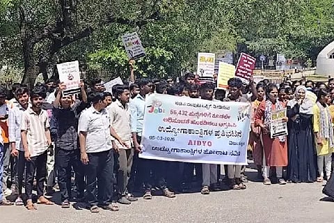 ವಿಜಯಪುರ ನಗರದಲ್ಲಿ ಉದ್ಯೋಗಕಾಂಕ್ಷಿಗಳು ಎಐಡಿವೈಒ ನೇತೃತ್ವದಲ್ಲಿ ಪ್ರತಿಭಟನೆ ನಡೆಸಿದರು. ಎಐಡಿವೈಒ ರಾಜ್ಯಾಧ್ಯಕ್ಷ ಶರಣಪ್ಪ ಉದ್ಬಾಳ, ಸಿದ್ದಲಿಂಗ ಬಾಗೇವಾಡಿ, ಸಾನಿಯಾ ಇನಾಮದಾರ ಇತರರಿದ್ದಾರೆ.