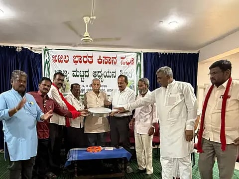 ಹರಿಹರ ಹೊರವಲಯದ ಮೈತ್ರಿವನದಲ್ಲಿ ಸೋಮವಾರ ಹಮ್ಮಿಕೊಂಡಿದ್ದ ಅಖಿಲ ಭಾರತ ಕಿಸಾನ್ ಸಭಾದ ರಾಜ್ಯ ಮಟ್ಟದ ಅಧ್ಯಯನ ಶಿಬಿರವನ್ನು ಚಿಂತಕ ಎ.ಬಿ. ರಾಮಚಂದ್ರಪ್ಪ ತಮಟೆ ಬಾರಿಸುವ ಮೂಲಕ ಉದ್ಘಾಟಿಸಿದರು.  ಡಾ. ಸಿದ್ದನಗೌಡ ಪಾಟೀಲ್, ಪಿ.ವಿ.ಲೋಕೇಶ, ಎಚ್.ಜಿ.ಉಮೇಶ ಆವರಗೆರೆ, ಕೆ.ಎಸ್.ಜನಾರ್ದನ, ಶಾಂತರಾಜ್,  ಎಂ.ಸಿ. ಡೋಂಗ್ರೆ, ವೀರಣ್ಣ ಕೂಡ್ಲಿಗಿ ಇತರರಿದ್ದರು. 