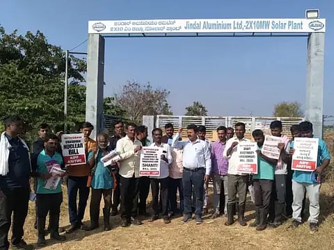  ಪರಮಾಣು ಶಕ್ತಿಯ ಪ್ರಗತಿ (ಶಾಂತಿ) ಮಸೂದೆ-2025ಕ್ಕೆ ವಿರೋಧಿಸಿ ಸೋಲಾರ್ ಘಟಕದ ನೌಕರರು ದಾವಣಗೆರೆ ತಾಲೂಕಿನ ಬಾವಿಹಾಳ್ ಗ್ರಾಮದ ಸೌರ ಘಟಕದ ಬಳಿ ಬುಧವಾರ ಪ್ರತಿಭಟನೆ ನಡೆಸಿದರು. ಕೈದಾಳೆ ಮಂಜುನಾಥ್, ಶಿವಾಜಿರಾವ್,ತಿಪ್ಪೇಸ್ವಾಮಿ ಅಣಬೇರು, ಪರಶುರಾಮಪ್ಪ, ಲಕ್ಷ್ಮಣ್, ಪ್ರಭು, ವಿಜಯ್, ದೇವರಾಜ್ ಇತರರಿದ್ದರು.