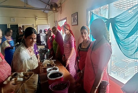 ಕಕ್ಕಡ ನಮ್ಮೆಯಲ್ಲಿ ಕಕ್ಕಡ ಖಾದ್ಯಗಳನ್ನು ಸೇವಿಸಿದರು.