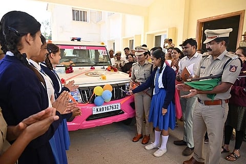 ಸರ್ಕಾರದ ಮಹತ್ವಾಕಾಂಕ್ಷಿ ಅಕ್ಕ ಪಡೆಯನ್ನು ವಾಹನ ಸಂಚಾರಕ್ಕೆ ಚಾಲನೆ ನೀಡುವ ಮೂಲಕ ಎಸ್.ಪಿ. ಆರ್.ಎನ್. ಬಿಂದುಮಣಿ ಉದ್ಘಾಟಿಸಿದರು. ಬಾರಿಕೆ ದಿನೇಶ್ ಕುಮಾರ್, ಪ್ರಸನ್ನಕುಮಾರ್ ಮತ್ತಿತರರು ಇದ್ದರು.