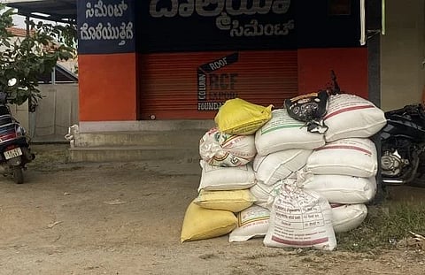 ಅಕ್ರಮವಾಗಿ ಅಕ್ಕಿ ದಾಸ್ತಾನು ಮಾಡಿರುವುದು.