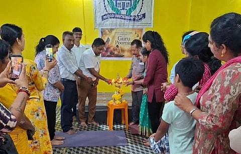 ಗುರುಪೂರ್ಣಿಮೆಯ ಅಂಗವಾಗಿ ಗುರು ವಂದನಾ ಕಾರ್ಯಕ್ರಮ ಅರ್ಥಪೂರ್ಣವಾಗಿ ನಡೆಯಿತು. ಸೋಮಯ್ಯ, ಶರ್ಲಿ ಬೋಪಣ್ಣ, ಅಲಿಮಾ ಇತರರಿದ್ದರು.