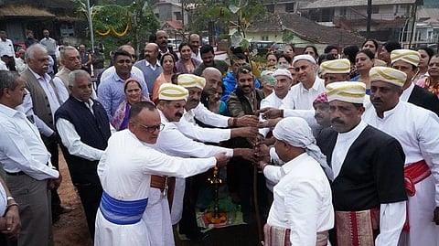  ಕೋಲ್‌ಮಂದ್ ಜಾಗದಲ್ಲಿ ಆಲದ ಗಿಡವನ್ನು ಶಾಸಕದ್ವಯರು ಹಾಗೂ ಸಂಸದರು ನೆಟ್ಟರು. ಯದುವೀರ್, ಎ.ಎಸ್.ಪೊನ್ನಣ್ಣ, ಡಾ.ಮಂತರ್ ಗೌಡ ಇತರರಿದ್ದರು.