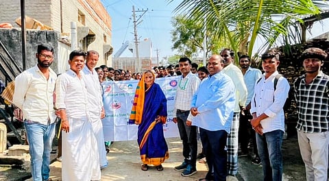ಕೊಪ್ಪಳ ತಾಲೂಕಿನ ಮೋರನಹಳ್ಳಿ ಗ್ರಾಮದಲ್ಲಿ ಗದಗ ನ ಮಹಾತ್ಮ ಗಾಂಧಿ ಗ್ರಾಮೀಣ ಅಭಿವೃದ್ಧಿ ಪಂಚಾಯತ ರಾಜ್ಯ ವಿಶ್ವ ವಿದ್ಯಾಲಯ ವತಿಯಿಂದ ನಡೆದ ಕ್ಷೇತ್ರ ಕಾರ್ಯಕ್ರಮವನ್ನು ಪದ್ಮಶ್ರೀ ಪ್ರಶಸ್ತಿ ಪುರಸ್ಕೃತರಾದ ಭೀಮಮ್ಮ ಶಿಳ್ಳಿಕ್ಯಾತರ ಚಾಲನೆ ನೀಡಿದರು. ಪ್ರಮುಖರಾದ ಕೇಶಪ್ಪ, ಭರಮಪ್ಪ, ಡಾ.ಲಿಂಗರಾಜ, ಸೋಮಲಿಂಗ ಕರ್ಣಿ, ಎಚ್​.ಪಕ್ಕಿರೇಶ, ನಾಗರಾಜ ಇದ್ದರು. 