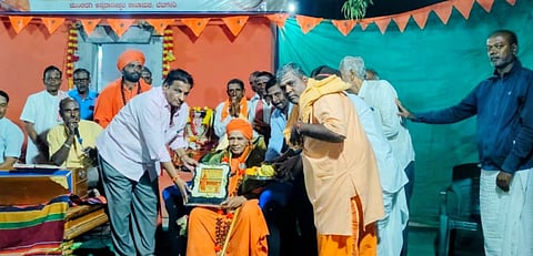 ಕೊಪ್ಪಳ ತಾಲೂಕಿನ  ಬೆಟಗೇರಿ ಗ್ರಾಮದ ಮುಂಡರಗಿ ಅನ್ನದಾನೀಶ್ವರ ಶಾಖಾಮಠದಲ್ಲಿ ಮುಂಡರಗಿ ಶ್ರೀಅನ್ನದಾನೀಶ್ವರ ಜಗದ್ಗುರುಗಳಿಗೆ ಬೆಟಗೇರಿ ಸದ್ಬಕ್ತರು ಗುರವಂದನೆ ಸಲ್ಲಿಸಿದರು. ಶ್ರೀ ಮಹಾದೇವ ಸ್ವಾಮೀಜಿ, ಪ್ರಮುಖರಾದ ಬಸವರಾಜ, ರಮೇಶ, ವಿರೇಶ, ಗುರುಬಸಯ್ಯ, ಸೋಮಪ್ಪ, ಪ್ರಭು ಇದ್ದರು.