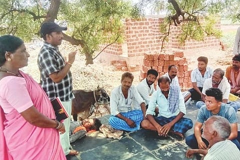 ಹೈದರನಗರದಲ್ಲಿ ಹಮ್ಮಿಕೊಂಡಿದ್ದ ರಾಷ್ಟ್ರೀಯ ಡೆಂೆ ದಿನ ಕಾರ್ಯಕ್ರಮದಲ್ಲಿ ಆರೋಗ್ಯ ನಿರೀಕ್ಷಣಾಧಿಕಾರಿ ಗವಿಸಿದ್ದಪ್ಪ ಗೊಂದಿಹೊಸಳ್ಳಿ ಮಾತನಾಡಿದರು. ಆಶಾ ಕಾರ್ಯಕರ್ತೆ ಗುಣಸಾಗರವ್ವ, ಗ್ರಾಮಸ್ಥರಾದ ಸುರೇಶ ಎಲಿಗಾರ, ರೇಖೆಪ್ಪ ಬಡಿಗೇರ, ನೇಮಪ್ಪ ಬಡಿಗೇರ, ಉಮೇಶ ಬಡಿಗೇರ, ಪ್ರಕಾಶ ಶ್ಯಾಶಿ, ಮಂಜುನಾಥ ಬಡಿಗೇರ, ಸುರೇಶ ರಾಠೋಡ, ಮಂಜುನಾಥ ನಾಯಕ ಇದ್ದರು.