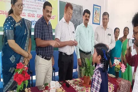 ಶಿವಮೊಗ್ಗದಲ್ಲಿ ರಾಷ್ಟ್ರೀಯ ಜಂತುಹುಳು ದಿನಾಚರಣೆಯನ್ನು ಡಾ. ಕೆ.ಎಸ್.ನಟರಾಜ್ ಉದ್ಘಾಟಿಸಿದರು. ಡಾ. ಚಂದ್ರಶೇಖರ್, ಡಾ. ಒ.ಮಲ್ಲಪ್ಪ, ಎಚ್.ಎಸ್.ಉಮಾಶಂಕರ್, ಡಾ. ಕಾಂಚನಾ, ಗಂಗೂಬಾಯಿ, ಜಯಮ್ಮ ಇದ್ದರು.