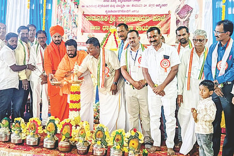 ಬೆಟಗೇರಿ ಗ್ರಾಮದಲ್ಲಿ ಆಯೋಜಿಸಿದ್ದ ಸಾಮೂಹಿಕ ಸತ್ಯ ನಾರಾಯಣ ಪೂಜೆ ಹಾಗೂ ಧಾರ್ಮಿಕ ಸಭೆಗೆ ಶ್ರೀ ಮರುಳಾರಾಧ್ಯ ಶಿವಾಚಾರ್ಯರು, ಅಭಿನವ ಶ್ರೀಕಂಠ ಸ್ವಾಮೀಜಿ ಚಾಲನೆ ನೀಡಿದರು. ಧರ್ಮಸ್ಥಳ ಗ್ರಾಮಾಭಿವೃದ್ಧಿ ಯೋಜನೆ ಜಿಲ್ಲಾ ನಿರ್ದೇಶಕ ಪ್ರಕಾಶರಾವ್, ಪ್ರಮುಖರಾದ ಜಗದೀಶ ಕೆ.ಎಚ್., ಚಂದ್ರಶೇಖರ ಬೆಟಗೇರಿ, ವೀರೇಶ ಸಜ್ಜನ ಇತರರಿದ್ದರು. 