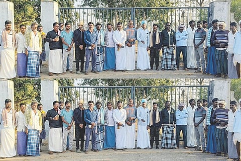 ಅಳವಂಡಿ ಸಮೀಪದ ಬೆಟಗೇರಿ ಗ್ರಾಮದ ವಿದ್ಯುತ್ ಪ್ರಸರಣ ಕೇಂದ್ರದ ಮುಂದೆ ರೈತರು ಸೋಮವಾರ ಪ್ರತಿಭಟನೆ ನಡೆಸಿದರು. ಪ್ರಮುಖರಾದ ಮಲ್ಲಪ್ಪ, ಶರಣಪ್ಪ, ಹನುಮಂತ, ಭೀಮಣ್ಣ, ಶರಣಪ್ಪ, ಕೊಟ್ರೇಶ, ಏಳುಕೋಟೇಶ, ಹನಕುಂಟಿ, ಮೊರನಾಳ, ಮತ್ತೂರ ಗ್ರಾಮದ ರೈತರು ಇದ್ದರು.
