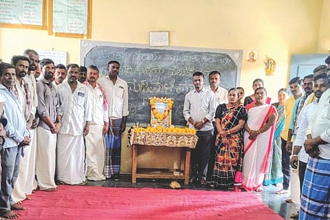 ಅಳವಂಡಿ ಸಮೀಪದ ತಿಗರಿ ಗ್ರಾಮದ ಸರ್ಕಾರಿ ಹಿರಿಯ ಪ್ರಾಥಮಿಕ ಶಾಲೆಯಲ್ಲಿ ಮಡಿವಾಳ ಮಾಚಿದೇವ ಜಯಂತಿ ಆಚರಿಸಲಾಯಿತು. ಎಸ್ಡಿಎಂಸಿ ಅಧ್ಯಕ್ಷ ವೆಂಕಟೇಶ ಕವಲೂರು, ಸದಸ್ಯರಾದ ಮಲ್ಲೇಶಪ್ಪ ಸಂಗಮೇಶ್ವರ, ಹನುಮೇಶ ಕುಂಟಗೇರಿ, ಮುಖ್ಯ ಶಿಕ್ಷಕ ಬಾಬು ಹಕ್ಕಂಡಿ ಇತರರಿದ್ದರು.