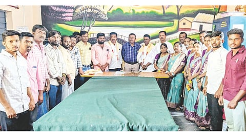 ತಿಗರಿ ಗ್ರಾಮದ ಸಹಿಪ್ರಾ ಶಾಲೆಯಲ್ಲಿ ಅಗತ್ಯ ಸಾಮಗ್ರಿಗಳನ್ನು ದಾನ ಮಾಡಿದ ಎಸ್ಡಿಎಂಸಿ ಅಧ್ಯಕ್ಷ ವೆಂಕಟೇಶ ಕವಲೂರು ಹಾಗೂ ಶಿಕ್ಷಕ ಮಲ್ಲಿಕಾರ್ಜುನ ಯತ್ನಳ್ಳಿ ಅವರನ್ನು ಸನ್ಮಾನಿಸಲಾಯಿತು. ಬಿಇಒ ಹನುಮಂತಪ್ಪ, ಶಿಕ್ಷಣ ಸಂಯೋಜಕ ಮಹಾದೇವಪ್ಪ ಗುಳೇದ, ಬಿಆರ್‌ಪಿ ಲಕ್ಷ್ಮಣ ಪಲ್ಲೇದ್, ಸಿಆರ್‌ಪಿ ಬಸವರಾಜ ಇತರರಿದ್ದರು.