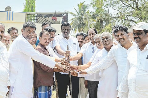 ಡಂಬ್ರಳ್ಳಿ ಗ್ರಾಮದಲ್ಲಿ ರಸ್ತೆ ಅಭಿವೃದ್ಧಿ ಕಾಮಗಾರಿಗೆ ಶಾಸಕ ಕೆ.ರಾಘವೇಂದ್ರ ಹಿಟ್ನಾಳ ಭೂಮಿಪೂಜೆ ನೆರವೇರಿಸಿದರು. ಕೊಪ್ಪಳ ನಗರಾಭಿವೃದ್ಧಿ ಪ್ರಾಧಿಕಾರದ ಅಧ್ಯಕ್ಷ ಪ್ರಸನ್ನ ಗಡಾದ್, ರಾಬಕೊವಿ ನಿರ್ದೇಶಕ ಕೃಷ್ಣರೆಡ್ಡಿ ಗಲಬಿ, ಪ್ರಮುಖರಾದ ಯಲ್ಲನಗೌಡ್ರು ಗುಡ್ಲಾನೂರು, ಕೇಶವರೆಡ್ಡಿ, ಗಾಳೆಪ್ಪ ಪೂಜಾರ ಇತರರಿದ್ದರು.