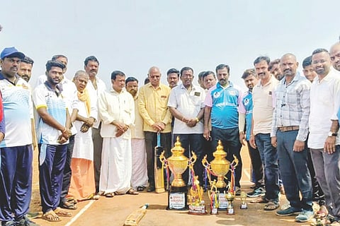 ಅಳವಂಡಿ ಸಮೀಪದ ಬೆಟಗೇರಿ ಗ್ರಾಮದಲ್ಲಿ ಆಯೋಜಿಸಿರುವ ಬೆಟಗೇರಿ ಪ್ರೀಮಿಯರ್ ಲೀಗ್ ಸೀಸನ್-3ಗೆ ಮಾಜಿ ಸೈನಿಕ ಗುರುಬಸಯ್ಯ ಬೃಹನ್ಮಠ ಚಾಲನೆ ನೀಡಿದರು. ಪ್ರಮುಖರಾದ ವೆಂಕಣ್ಣ, ಗುರುಬಸಯ್ಯ, ನಾರಾಯಣಪ್ಪ, ಮುತ್ತಯ್ಯ, ಮಲ್ಲಪ್ಪ, ಬಸವರಾಜ ಇತರರಿದ್ದರು.