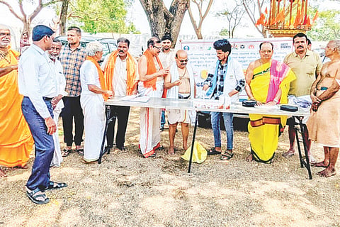 ಅಳವಂಡಿ ಸಮೀಪದ ಬೈರಾಪುರದಲ್ಲಿ ಅನಿಮಿಯಾ ತಪಾಸಣಾ ಶಿಬಿರ ನಡೆಯಿತು. ಶ್ರೀ ರಾಧಾಕೃಷ್ಣನ್ ಸಂಸ್ಥೆಯ ಅಧ್ಯಕ್ಷ ಶರಣಪ್ಪ ಸಿಂದೋಗಿ, ಪ್ರಮುಖರಾದ ಎಂ.ಎಲ್.ಜೋಶಿ, ದೇವಪ್ಪ ಕಟ್ಟಿಮನಿ, ಆನಂದ ಕುಲಕರ್ಣಿ, ಮೋಹನಭಟ್ ಜೋಶಿ, ರಮೇಶ, ವೆಂಕಟೇಶ ಬ್ಯಾಡಗಿ, ಮಹಾಂತಯ್ಯ, ಮುತ್ತುರಾಜ, ಪ್ರಶಾಂತ, ಯಶವಂತ, ರವಿ ಇತರರು ಇದ್ದರು.