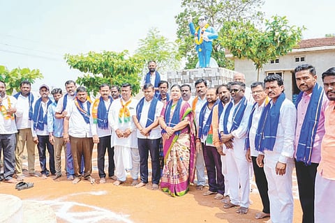 ಬೇಳೂರು ಗ್ರಾಮದಲ್ಲಿ ಬಿಜೆಪಿ ಗ್ರಾಮೀಣ ಮಂಡಲದಿಂದ ಆಯೋಜಿಸಿದ್ದ ಡಾ.ಬಿ.ಆರ್. ಅಂಬೇಡ್ಕರ್ ಜಯಂತಿ ನಿಮಿತ್ತ ಸ್ವಚ್ಛತಾ ಸೇವಾ ಕಾರ್ಯಕ್ರಮ ಜರುಗಿತು. ಎಂಎಲ್ಸಿ ಹೇಮಲತಾ ನಾಯಕ, ಬಿಜೆಪಿ ರಾಜ್ಯ ಕಾರ್ಯಕಾರಿಣಿ ಸದಸ್ಯ ಡಾ.ಬಸವರಾಜ ಕ್ಯಾವಟರ್, ಎಸ್ಸಿ ಘಟಕದ ಜಿಲ್ಲಾಧ್ಯಕ್ಷ ಗಣೇಶ ವರತಟ್ನಾಳ, ಗ್ರಾಮೀಣ ಮಂಡಲದ ಅಧ್ಯಕ್ಷ ವೀರೇಶ ಸಜ್ಜನ ಇತರರಿದ್ದರು.