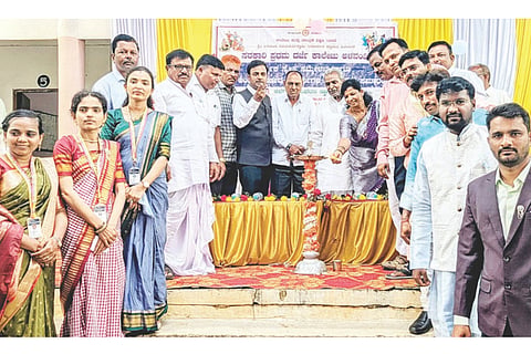 ಅಳವಂಡಿ ಸರ್ಕಾರಿ ಪ್ರಥಮ ದರ್ಜೆ ಕಾಲೇಜಿನಲ್ಲಿ ಹಮ್ಮಿಕೊಂಡಿದ್ದ ಸ್ನೇಹ ಸಮ್ಮೇಳನ, ಬೀಳ್ಕೊಡುಗೆ ಹಾಗೂ ಸಾಂಸ್ಕೃತಿಕ ಕಾರ್ಯಕ್ರಮಕ್ಕೆ ಚಾಲನೆ ನೀಡಲಾಯಿತು. ಪ್ರಮುಖರಾದ ಬಸವರೆಡ್ಡಪ್ಪ, ಡಾ.ನಾಗರಾಜ, ಭುಜಂಗಸ್ವಾಮಿ, ಚೌಡಪ್ಪ, ಅರವಿಂದಪ್ಪ ಇತರರಿದ್ದರು.