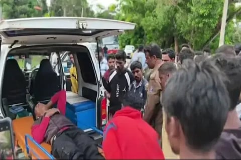 ಆಲ್ದೂರು ಸಮೀಪದ ತೋರಣಮಾವು ಗ್ರಾಮದಲ್ಲಿ ಅಪಘಾತದಲ್ಲಿ ಗಾಯಗೊಂಡ ಬೈಕ್ ಸವಾರನನ್ನು ಜಿಲ್ಲಾಸ್ಪತ್ರೆಗೆ ಕರೆದೊಯ್ಯಲಾಯಿತು. 