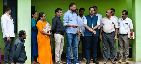 ಆಲ್ದೂರು ಸರ್ಕಾರಿ ಹಿರಿಯ ಪ್ರಾಥಮಿಕ ಶಾಲೆ ನೂತನ ಕಟ್ಟಡ ನಿರ್ಮಾಣ ಸ್ಥಳವನ್ನು ಡಿಸಿ ಭನ್ವರ್ ಸಿಂಗ್ ಮೀನಾ ಪರಿಶೀಲಿಸಿದರು. ಭಾನುಪ್ರಕಾಶ್, ಸುರೇಶ್, ರುದ್ರಪ್ಪ ಇತರರಿದ್ದರು.