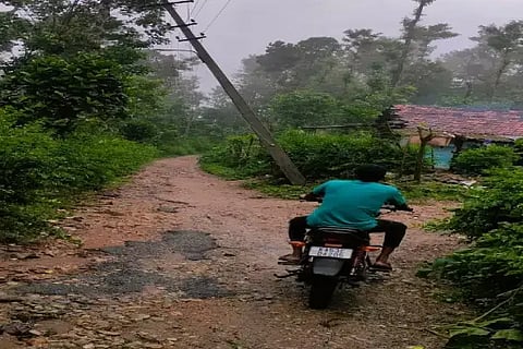 ಇಳೆಖಾನ್ ಗ್ರಾಮದ ಸರ್ಕಾರಿ ಶಾಲೆ ಮುಂಭಾಗ ವಿದ್ಯುತ್ ಕಂಬ ವಾಲಿಕೊಂಡು ಅಪಾಯದ ಸ್ಥಿತಿಯಲ್ಲಿರುವುದು.
