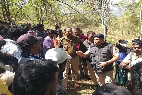 ನಿವೇಶನಕ್ಕಾಗಿ ಆಗ್ರಹಿಸಿ ಗುಡಿಸಲು ನಿರ್ಮಿಸಿಕೊಳ್ಳಲು ಮುಂದಾದ ಗಾಳಿಗಂಡಿ ಗ್ರಾಮಸ್ಥರ ಜತೆ ವಲಯ ಅರಣ್ಯಾಧಿಕಾರಿ ಹರೀಶ್ ಮಾತುಕತೆ ನಡೆಸಿದರು. 