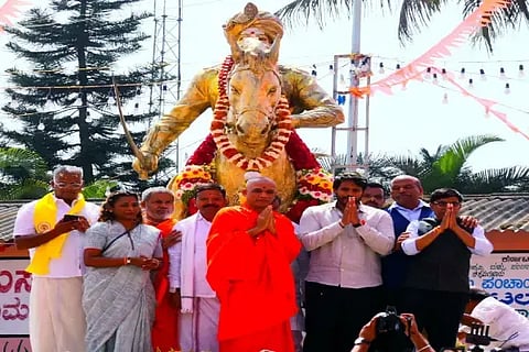 ಆಲ್ದೂರು ವಲಯ ಒಕ್ಕಲಿಗರ ಸಂಘದಿಂದ ಕೆಂಪೇಗೌಡ ವೃತ್ತದಲ್ಲಿ ಪ್ರತಿಷ್ಠಾಪಿಸಿರುವ ನಾಡಪ್ರಭು ಕೆಂಪೇಗೌಡರ ಕಂಚಿನ ಪ್ರತಿಮೆಯನ್ನು ಡಾ. ನಿರ್ಮಲಾನಂದನಾಥ ಸ್ವಾಮೀಜಿ ಅನಾವರಣಗೊಳಿಸಿದರು. ಶ್ರೀ ಗುಣನಾಥ ಸ್ವಾಮೀಜಿ, ನಿಖಿಲ್ ಕುಮಾರಸ್ವಾಮಿ, ನಯನಾ ಮೋಟಮ್ಮ, ಟಿ.ಡಿ.ರಾಜೇಗೌಡ ಮತ್ತಿತರರಿದ್ದರು.