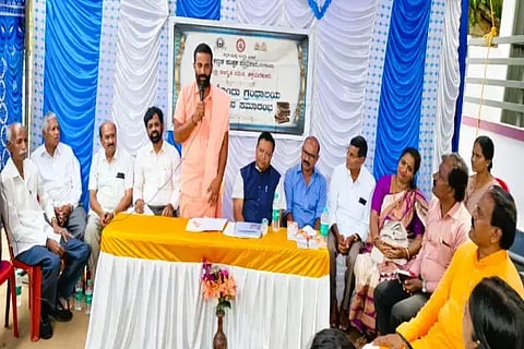 ಮಲ್ಲೇನಹಳ್ಳಿಯಲ್ಲಿ ಹಮ್ಮಿಕೊಂಡಿದ್ದ ಮನೆಗೊಂದು ಗ್ರಂಥಾಲಯ ಅನುಷ್ಠಾನ ಸಮಾರಂಭದಲ್ಲಿ ಲಹಾರಸ್ವಾಮಿ ಮಠದ ಶ್ರೀ ಮುರುಘೇಂದ್ರ ಸ್ವಾಮಿ ಮಾತನಾಡಿದರು. ಬಸವರಾಜೇಗೌಡ, ನಿಂಗ ಶೆಟ್ಟಿ, ಸೌಭಾಗ್ಯಾ, ಧನುಶ್ರೆ ಮತ್ತಿತರರಿದ್ದರು. 
