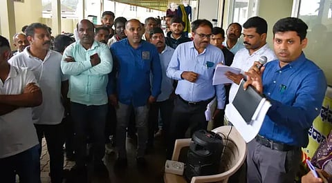 ಆಲ್ದೂರು ಕೃಷಿ ಪತ್ತಿನ ಸಹಕಾರ ಸಂಘದ ಕಟ್ಟಡದ ಮುಂದೆ ಅಂಗಡಿ ಮಾಲೀಕರು, ವರ್ತಕರ ಜತೆ ಪಿಡಬ್ಲುೃಡಿ ಎಇಇ ಮಲ್ಲಿಕಾರ್ಜನ್, ಮಹಮ್ಮದ್ ದಾವುದ್ ಬೇಗ್ ಚರ್ಚೆ ನಡೆಸಿದರು. 