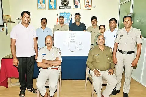 ಆಲ್ದೂರು ಪೊಲೀಸರು ಕಳ್ಳನಿಂದ ವಶಪಡಿಸಿಕೊಂಡ ಚಿನ್ನಾಭರಣವನ್ನು ಪ್ರದರ್ಶಿಸಿದರು. ವೃತ್ತ ನಿರೀಕ್ಷಕ ಸೋಮೇಗೌಡ, ಮೂರ್ತಪ್ಪ, ವಸಂತ್‌ಕುಮಾರ್, ಚೇತನ್ ಇತರರಿದ್ದರು.