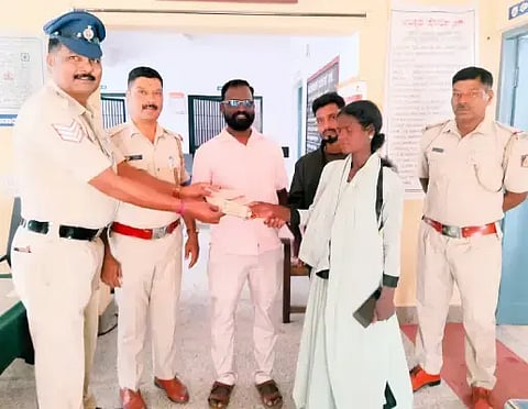 ಆಲ್ದೂರು ಬಸ್ ನಿಲ್ದಾಣದ ಬಳಿ ಸಿಕ್ಕ ಪರ್ಸ್‌ನ್ನು ಪೊಲೀಸ್ ಠಾಣೆ ಮೂಲಕ ಮಹಿಳೆಗೆ ಒಪ್ಪಿಸಲಾಯಿತು. ಎಎಸ್‌ಐ ಸತೀಶ್, ನವೀನ್, ಚಂದ್ರಯ್ಯ, ಉಮೇಶ್ ಇದ್ದರು.