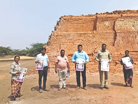 ಆಲಮಟ್ಟಿ ಸಮೀಪದ ಮುಕರ್ತಿಹಾಳ, ಹುಣಶ್ಯಾಳ ಪಿ.ಸಿ ಹಾಗೂ ಬೀರಲದಿನ್ನಿ ಪ್ರದೇಶಗಳ ಇಟ್ಟಿಗೆ ಭಟ್ಟಿಗಳ ಮೇಲೆ ಅನಿರೀಕ್ಷಿತ ದಾಳಿನಡೆಸಿ ಕಾರ್ಮಿಕರು ಮತ್ತು ಮಾಲೀಕರಿಗೆ ಬಾಲ ಕಾರ್ಮಿಕ ಕಾಯ್ದೆಯ ಬಿತ್ತಿ ಪತ್ರಗಳನ್ನು ಹಂಚಿ ಅರಿವು ಮೂಡಿಸಿದರು. ಸಲೀಮ ಯಲಗೋಡ, ಆರ್.ಬಿ. ಮಾಶೆಟ್ಟಿ ಮತ್ತಿತರರಿದ್ದರು.