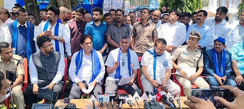 ಬೆಳಗಾವಿ ನಗರದ ಅಂಬೇಡ್ಕರ್ ಉದ್ಯಾನವನದಲ್ಲಿ ಮಂಗಳವಾರ ಸುದ್ದಿಗೋಷ್ಠಿಯಲ್ಲಿ ಸಚಿವ ಸತೀಶ ಜಾರಕಿಹೊಳಿ ಮಾತನಾಡಿದರು. ಆಸೀಫ್ ಸೇಠ್, ರಾಹುಲ ಶಿಂಧೆ ಇತರರಿದ್ದರು.