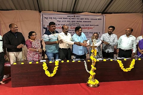  ಭಾರತರತ್ನ ಡಾ.ಬಿ.ಆರ್.ಅಂಬೇಡ್ಕರ್ ಅವರ ಬದುಕು ಮತ್ತು ಸಾಧನೆ ಕಾರ್ಯಕ್ರಮದ ಅಡಿ ಅಂಬೇಡ್ಕರ್ ಓದು ಕಾರ್ಯಕ್ರಮವನ್ನು ಗಣ್ಯರು ಉದ್ಘಾಟಿಸಿದರು. ವಿ.ಪಿ.ಶಶಿಧರ್, ಡಾ.ಜೆ.ಸೋಮಣ್ಣ, ಎಸ್.ಎನ್.ರಾಜೇಂದ್ರ ಇತರರಿದ್ದರು.
