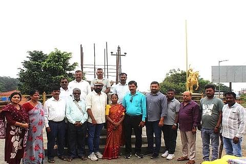 ಮಡಿಕೇರಿಯಲ್ಲಿ ನಿರ್ಮಾಣವಾಗಲಿರುವ ಸಂವಿಧಾನ ಶಿಲ್ಪಿ, ಬಾಬಾ ಸಾಹೇಬ್ ಡಾ.ಬಿ.ಆರ್.ಅಂಬೇಡ್ಕರ್ ಪ್ರತಿಮೆ ಸ್ಥಾಪನೆಯ ಸ್ಥಳಕ್ಕೆ ಪ್ರತಿಮೆ ನಿರ್ಮಾಣ ಶಿಲ್ಪಿ ಕೃಷ್ಣ ನಾಯಕ್ ಶನಿವಾರ ಭೇಟಿ ನೀಡಿದ್ದರು. ಎಸ್.ಸಿ. ಸತೀಶ್, ಶಾರದ ನಾಗರಾಜ್, ವೀಣಾಕ್ಷಿ, ಜಯಪ್ಪ ಹಾನಗಲ್, ಮಂಜುನಾಥ್, ಪ್ರೇಮ ಕೃಷ್ಣಪ್ಪ ಮತ್ತಿತರರು ಇದ್ದರು.