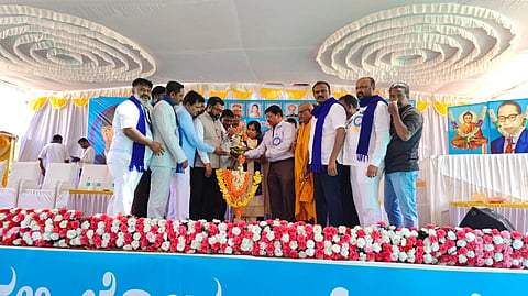 ಅರಕಲಗೂಡಿನಲ್ಲಿ ತಾಲೂಕು ದಲಿತ ಸಂಘಟನೆಗಳ ಒಕ್ಕೂಟ ಶನಿವಾರ ಆಯೋಜಿಸಿದ್ದ ಅಂಬೇಡ್ಕರ್ ಹಬ್ಬ ಕಾರ್ಯಕ್ರಮವನ್ನು  ಅಂಬೇಡ್ಕರ್ ಅವರ ಮೊಮ್ಮಗ ಆನಂದರಾಜ್ ಉದ್ಘಾಟಿಸಿದರು. ಕೆ.ಸಿ. ಸೌಮ್ಯಾ, ಗಣೇಶ್ ವೇಲಾಪುರಿ, ಲಿಂಗರಾಜು ಇತರರಿದ್ದರು.