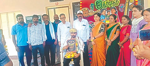 ಐಮಂಗಲ ಹೋಬಳಿಯ ತಾಳವಟ್ಟಿ ಗ್ರಾಮದ ಕೆಪಿಎಸ್ ಶಾಲೆಯಲ್ಲಿ ಶುಕ್ರವಾರ ಆಯೋಜಿಸಿದ್ದ ಎಲ್‌ಕೆಜಿ, ಯುಕೆಜಿ ಮಕ್ಕಳಿಗೆ ಅಕ್ಷರಾಭ್ಯಾಸ ಕಾರ್ಯಕ್ರಮದಲ್ಲಿ ಕೊಠಡಿಗಳಿಗೆ ಕಲಿಕಾ ಪೂರಕ ಚಿತ್ರಗಳನ್ನು ಚಿತ್ರಿಸಿಕೊಟ್ಟ ಅಮೃತ ವಿಜಯ್ ಅವರನ್ನು ಸನ್ಮಾನಿಸಲಾಯಿತು. ಮುಖ್ಯ ಶಿಕ್ಷಕಿ ಎಂ. ಶ್ರುತಿ, ಜಲೀಲ್‌ಸಾಬ್, ಸಿ. ಪ್ರವೀಣ್, ಎ. ಅನಂತರೆಡ್ಡಿ ಇತರರಿದ್ದರು. school