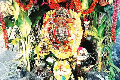 Aimangala  ಐಮಂಗಲ ಹೋಬಳಿಯ ಮರಡಿದೇವಿಗೆರೆ ಗ್ರಾಮದಲ್ಲಿ ಶ್ರೀ ಮಹೇಶ್ವರ ಪೂಜೆ ಮಾಡಲಾಯಿತು.