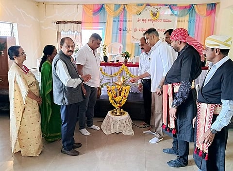 ಕಾನೂರು ಪ್ರಾಥಮಿಕ ಕೃಷಿ ಪತ್ತಿನ ಸಹಕಾರ ಸಂಘ ನಿಯಮಿತ ಸಭಾಂಗಣದಲ್ಲಿ ನಡೆದ ಕಕ್ಕಡ ಪದ್‌ನೆಟ್ಟ್ ಕಾರ್ಯಕ್ರಮ ಎ.ಎಸ್.ಪೊನ್ನಣ್ಣ ಅವರು ಉದ್ಘಾಟಿಸಿದರು. ಬಾನಂಡ ಪ್ರತ್ಯು, ಉಮೇಶ್ ಕೇಚಮಯ್ಯ ಇತರರಿದ್ದರು.