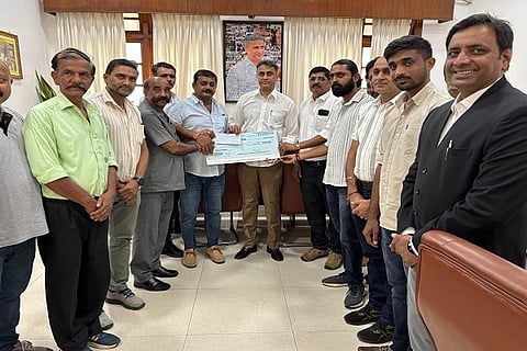 ಕೊಡಗು ಅಖಿಲ ಅಮ್ಮಕೊಡವ ಸಮಾಜದ ಅಭಿವೃದ್ದಿಗೆ ಸರ್ಕಾರದಿಂದ ಬಿಡುಗಡೆಯಾದ 20 ಲಕ್ಷ ರೂ.ಗಳ ಚೆಕ್ ಅನ್ನು ವಿರಾಜಪೇಟೆ ಶಾಸಕ ಎ.ಎಸ್. ಪೊನ್ನಣ್ಣ ಹಸ್ತಾಂತರಿಸಿದರು. ಬಾನಂಡ ಪೃಥ್ಯು, ಪುತ್ತಾಮನೆ ಅನಿಲ್ ಪ್ರಸಾದ್, ನೇರಿಯಂಡಮ್ಮನ ಸುಬ್ರಮಣಿ, ಜನಾರ್ದನ, ಬಾನಂಡ ಸುನೀತ್ ಮತ್ತಿತರರು ಇದ್ದರು.