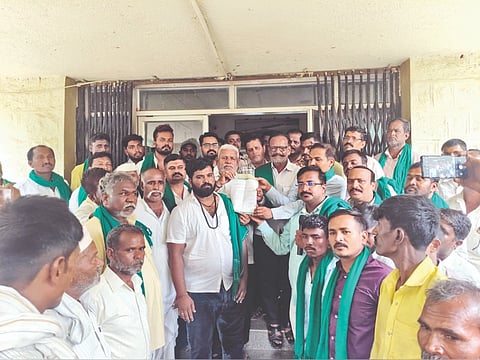 ಆಲಮಟ್ಟಿಯ ಮುಖ್ಯ ಇಂಜಿನಿಯರ್ ಕಚೇರಿ ಎದುರು ಚಿಮ್ಮಲಗಿ ಏತ ನೀರಾವರಿ ಯೋಜನೆಯಡಿ ಬರುವ ಮುದ್ದೇಬಿಹಾಳ ಹಾಗೂ ತಾಳಿಕೋಟೆ ತಾಲೂಕಿನ 36 ಕೆರೆಗಳನ್ನು ಪೂರ್ಣಪ್ರಮಾಣದಲ್ಲಿ ಭರ್ತಿ ಮಾಡಬೇಕೆಂದು ಆಗ್ರಹಿಸಿ ಕರ್ನಾಟಕ ರಾಜ್ಯ ರೈತ ಸಂಘ ಹಾಗೂ ಹಸಿರು ಸೇನೆಯ ನೇತೃತ್ವದಲ್ಲಿ ರೈತರು ಪ್ರತಿಭಟಿಸಿ, ಮನವಿ ಸಲ್ಲಿಸಿದರು. ಶಾಂತಗೌಡ ಪಾಟೀಲ, ಸಂಗಮೇಶ ಸಗರ, ಕೆ.ಎಂ.ಗುಡ್ನಾಳ ಮತ್ತಿತರರಿದ್ದರು.