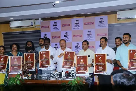 ವಿವೇಕ ವಿದ್ಯಾ ನಿಧಿಯ ಪೋಸ್ಟರನ್ನು ಎಸ್.ಎನ್.ಚನ್ನಬಸಪ್ಪ ಬಿಡುಗಡೆ ಮಾಡಿದರು. ಎಸ್.ಜ್ಞಾನೇಶ್ವರ್, ಡಿ.ಮೋಹನ್ ರೆಡ್ಡಿ, ಪ್ರಿಯಾ, ಸಹನಾ ಚೇತನ್, ಸಂಗೀತಾ, ಪೃಥ್ವಿ ಗೌಡ, ಡಿ.ಎಸ್.ಶಿವಕುಮಾರ್, ಮಂಜುನಾಥ್ ನವುಲೆ ಇದ್ದರು.