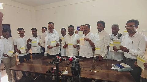ಆನೇಕಲ್​ನ ಕಾವಲಹೊಸಹಳ್ಳಿಯಲ್ಲಿ ತಾಲೂಕು ಬಲಗೈ ಸಮುದಾಯಗಳ ಒಕ್ಕೂಟದಿಂದ ಹಮ್ಮಿಕೊಂಡಿದ್ದ ಸುದ್ದಿಗೋಷ್ಠಿಯಲ್ಲಿ ಬಲಗೈ ಸಮುದಾಯದ ಹಿರಿಯ ಮುಖಂಡ ಬಳ್ಳೂರು ಮುನಿವೀರಪ್ಪ ಮಾತನಾಡಿದರು.ಛಲವಾದಿ ಮಹಾಸಭಾ ರಾಜ್ಯ ಖಜಾಂಚಿ ಮೈಕೋ ನಾಗರಾಜು, ಬಲಗೈ ಸಮುದಾಯದ ಮುಖಂಡರಾದ ರಾವಣ, ವೆಂಕಟೇಶ್​ ಮೂರ್ತಿ, ಹೋರಾಟಗಾರದ ಸುರೇಶ್​ ಪೋತಾ, ವೆಂಕಟೇಶ್​ಮೂರ್ತಿ ಇದ್ದರು.