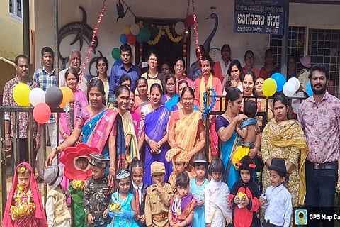 ಮಡಿಕೇರಿ ಪುಟಾಣಿ ನಗರ ಅಂಗನವಾಡಿ ಕೇಂದ್ರದಲ್ಲಿ ಮಕ್ಕಳ ದಿನ ಆಚರಿಸಲಾಯಿತು. ಪ್ರಸನ್ನ ಕುಮಾರ್, ಮೇಪಾಡಂಡ ಸವಿತಾ ಕೀರ್ತನ್, ಅಂಗನವಾಡಿ ಕಾರ್ಯಕರ್ತೆಯರು, ಸಹಾಯಕಿಯರು, ಮಕ್ಕಳು, ಪೋಷಕರು ಇದ್ದರು.
