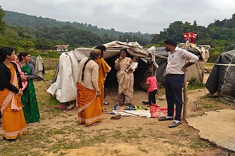 ಮುಕ್ಕೋಡ್ಲು ಗ್ರಾಮದಲ್ಲಿ ನಡೆದ ಅರಿವು ಕಾರ್ಯಕ್ರಮದ ಸಂದರ್ಭ ಅಂಗನವಾಡಿಗಳಿAದ ಸೂಕ್ತ ಸಮಯದಲ್ಲಿ ಫಲಾನುಭವಿಗಳಿಗೆ ಸರಿಯಾಗಿ ಆಹಾರ ವಿತರಣೆ ಆಗುತ್ತಿರುವ ಬಗ್ಗೆ ಕೂಲಿ ಕಾರ್ಮಿಕರ ವಾಸಸ್ಥಳಕ್ಕೆ ಭೇಟಿ ನೀಡಿ ಪರಿಶೀಲನೆ ನಡೆಸಲಾಯಿತು. ಪ್ರಸನ್ನ ಕುಮಾರ್, ಮೇಪಾಡಂಡ ಸವಿತಾ ಕೀರ್ತನ್ ಮತ್ತಿತರರು ಇದ್ದರು.
